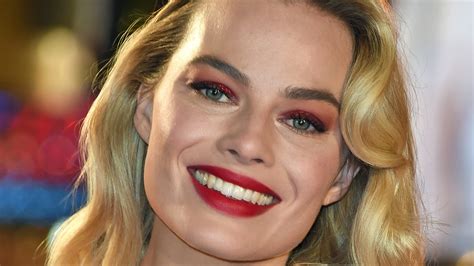 Margot Robbie Wears Red Glitter Makeup To Mary Queen Of Scots Premiere Allure