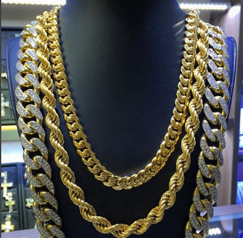 Small shaped boxed gold chain for men look smooth and sleek while big shaped box gold chain for men look hefty and huge. Three Factors to Consider When Buying Men's Gold Chains