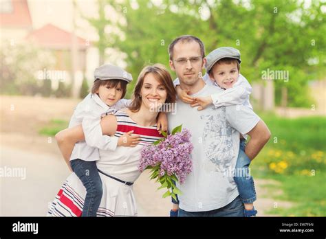 Una Familia De Cuatro La Madre El Padre Y Los Dos Niños Que Los