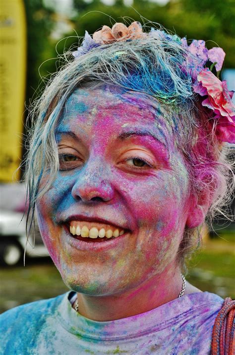 무료 이미지 사람들 소녀 여자 머리 여름 축하 초상화 어린 색깔 의류 화려한 표정 미소 닫다 제전