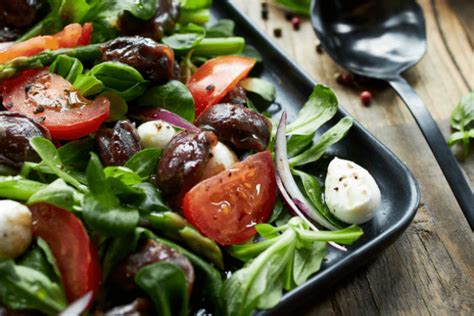 Salade aux gésiers de canard confits mâche et mozzarella
