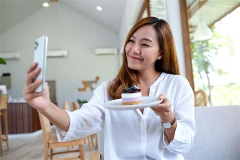 Una Hermosa Joven Asiática Que Usa Un Teléfono Móvil Para Tomarse Una Selfie Con Un Pastel Antes