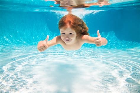 Niño Nadar Bajo El Agua En La Piscina Niño Niño Nadando Bajo El Agua
