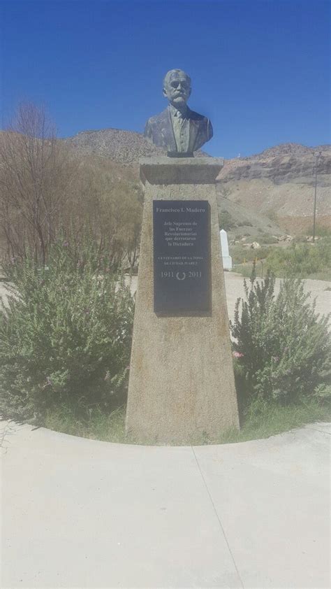 Monumento A Francisco I Madero Frente A La Casa De Adobe Ciudad