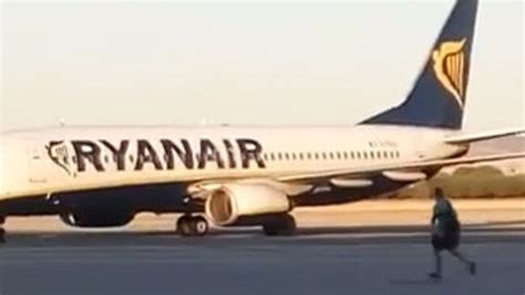 Ryanair Passenger Runs Onto Tarmac To Catch Plane