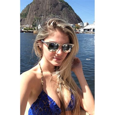 EGO Bárbara Evans faz selfie de biquininho em dia de passeio de barco notícias de Famosos