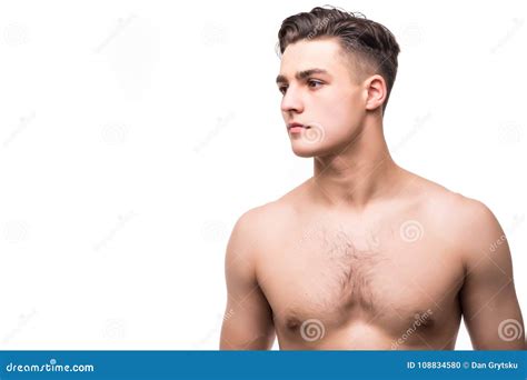 retrato de um homem novo sexy com o corpo muscular que levanta no estúdio fundo branco saúde