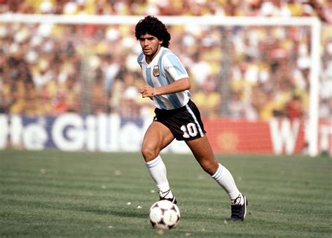Diego Maradona Completa 60 Anos Confira A Trajetória Do ídolo Do Futebol Argentino
