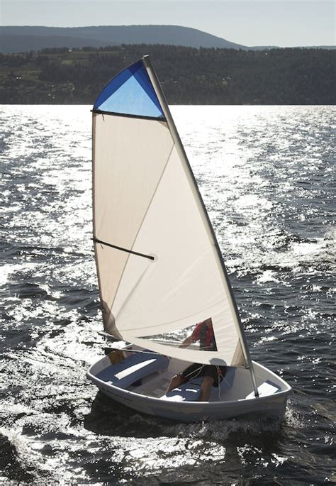 Best Small Sailboats For Beginners Discover Boating