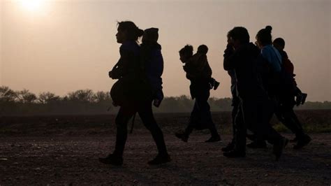 video thousands of unaccompanied minors crossing into the us abc news