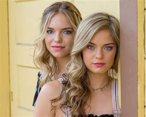 sisters siblings twins potrtraits blondemodel blonde model sisters twins