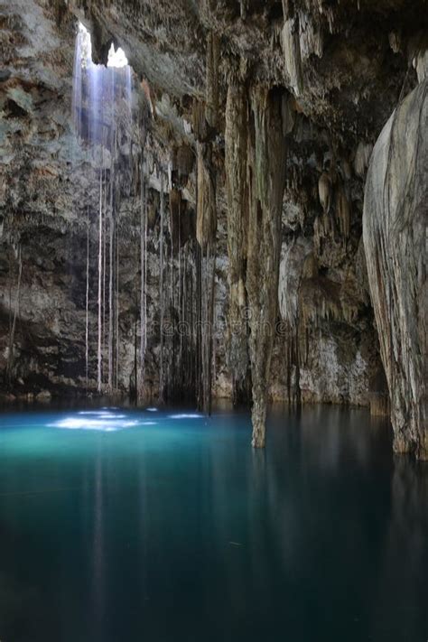 Agua Subterránea De La Cueva De Cenote Dzitnup Samula Cerca De La