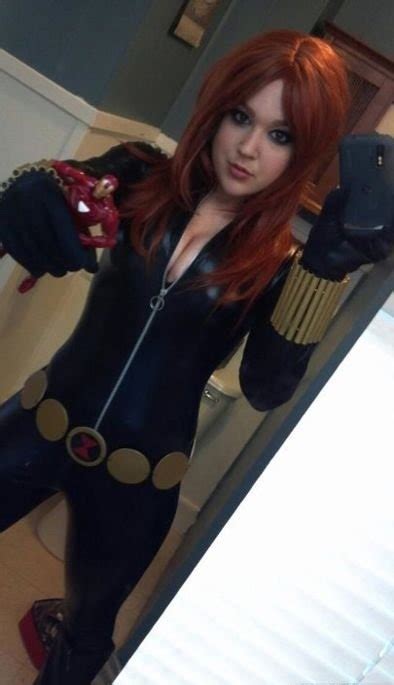 A viúva negra, uma especialista em artes marciais e diversos tipos de combate, sabe lutar com com estreia marcada para o dia 26 de abril, vingadores: Garotas Cosplay: Viúva Negra - Vingadores