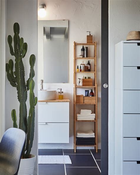 Har du ikke varehus i nærheten, kan du enkelt handle i nettbutikken. Et soverom med vakker oppbevaring i bambus - IKEA