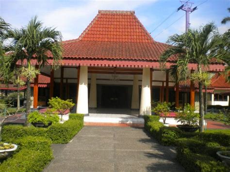 Rumah adat sunda umumnya berbentuk panggung. 3 Keunikan yang Cuma Ada di Rumah Adat Jawa barat