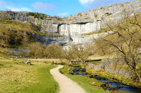 Malham Cove Malham Cove Has Been A Wonder Of The Yorkshire Flickr
