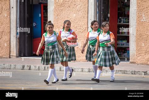 Valladolid Mexiko 14 März 2017 Junge Mädchen In Der Schule Einheitliche Heimweg Nach Der