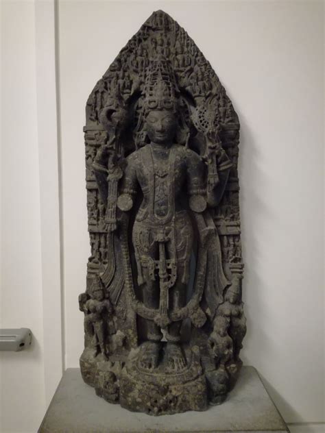 Con il karnataka offre anche i contrasti più emozionanti. GUIMET MA 2131 stèle de Vishnu, Karnataka ( époque hoysala ) XII AD, chloritoschiste, sculpture ...