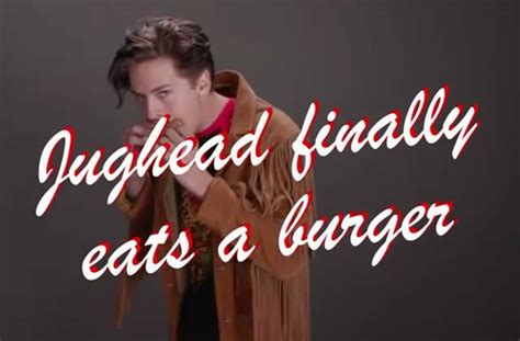Riverdale Jughead Cole Sprouse Mange Enfin Un Burger