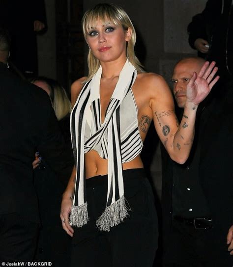 Miley Cyrus Suffers Wardrobe Malfunction As She Leaves Marc Jacobs Nyfw Show Readsector