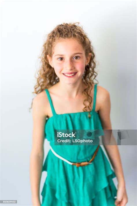 Porträt Von Glücklich Lächeln Zuversichtlich 9 Jahre Altes Mädchen Mit Dem Lockigen Haar