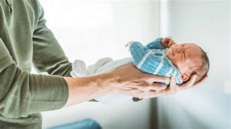 Cómo Sujetar A Tu Bebé Recién Nacido En Brazos Las Mejores Posturas