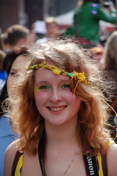 Filesmiling Girl Dreamflash In Moscow 2012 Wikimedia Commons