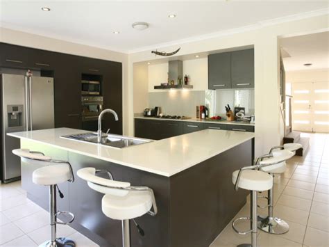 Working with a tight space? Modern u-shaped kitchen design using granite - Kitchen ...