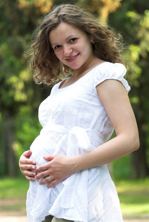 Молодая красивая сексуальная и стильная беременная женщина Стоковое