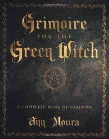 Algunos de los temas sobre los que podrás leer y aprender gracias a el libro verde de la bruja solitaria son: Grimorio De La Bruja Verde: A Complete Book Of Shadows - $ 1,686.44 en Mercado Libre