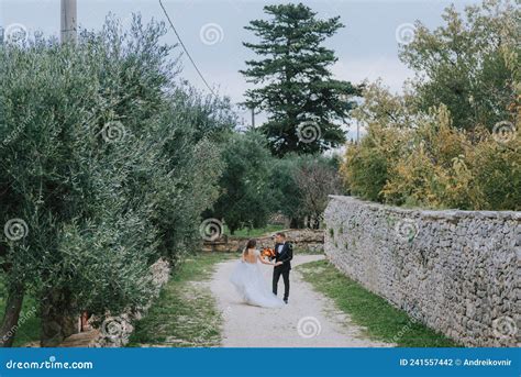 happy stylish smiling couple walking in tuscany italy on their wedding
