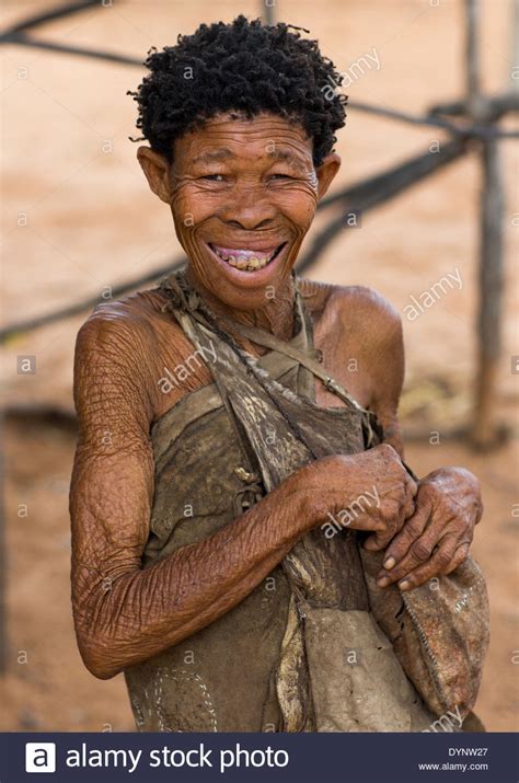 Protože bushman je víc než jen značka pořádného oblečení. Bushman Woman With Traditional Hairstyle, Tsumkwe, Namibia ...