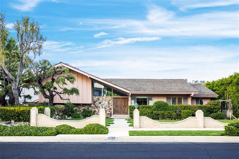 HGTV Officially Closes on 'Brady Bunch' House for $3.5 Million