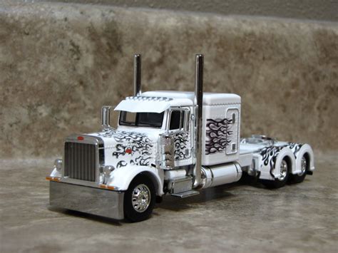 Dcp 164 White Black Flames Flattop Peterbilt 389 Semi Truck Farm Toy