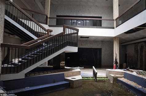 Inside Abandoned Malls That Were Once Beacon Of American Dream Daily