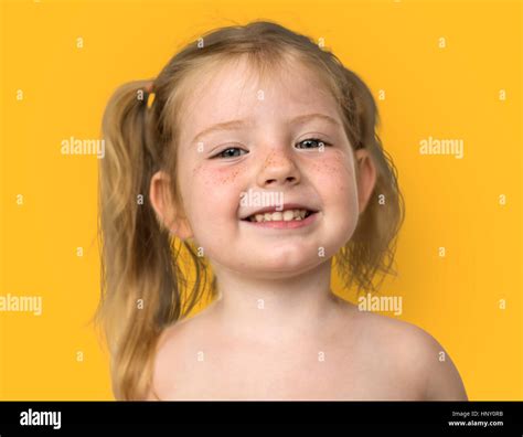 Kaukasische kleine Mädchen nackten Oberkörper lächelnd Stockfoto Bild Alamy