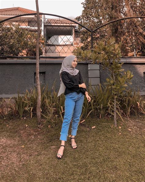 Ootd Hijab Jaket Jeans Crop Intip Gaya OOTD Hijab Jeans Ala Selebgram