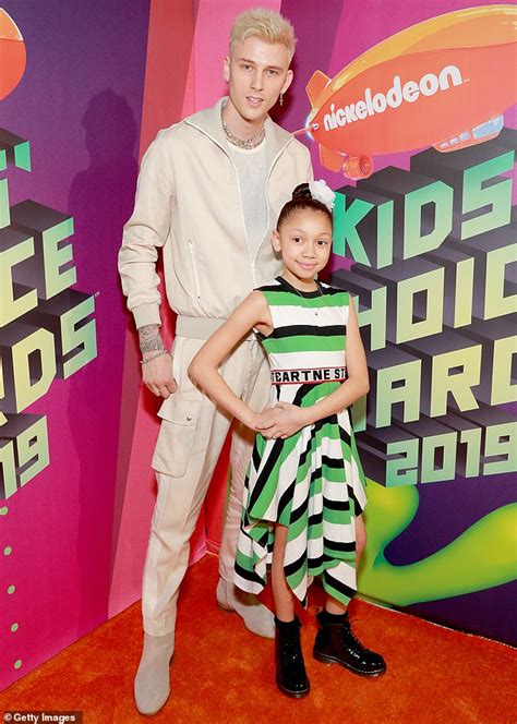 Ist es falsch verloren zu sein? Machine Gun Kelly trauert um den Tod seines Vaters auf ein ...