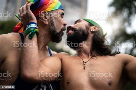 Gay Paar Küssen Auf Der Gayparade Stockfoto Und Mehr Bilder Von Alter Erwachsener Alter