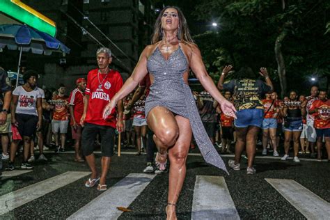 Viviane Araújo mostra pernas torneadas em ensaio de rua
