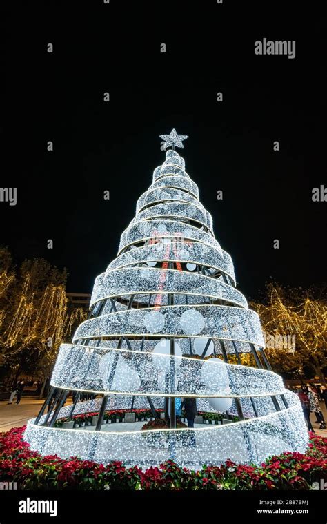 Christmass Mood In Athens By Night Stock Photo Alamy