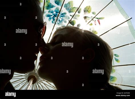Silhouette D Un Jeune Couple Qui S Embrassent Photo Stock Alamy