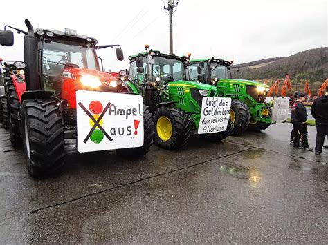 Landwirte Demonstrieren Mit 100 Traktoren SÜdkurier