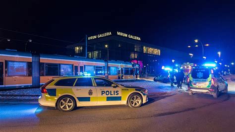 Men säkrast är att kolla med din. Norrköping: Bil och spårvagn krockade i Hageby - Nkpg.News