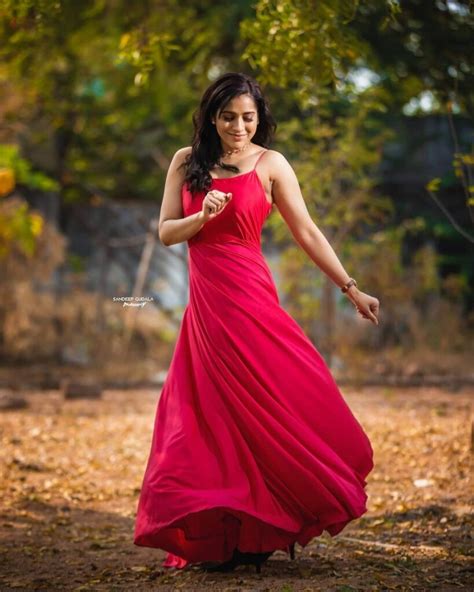 Pics Rashmi Gautam In An Attractive Red