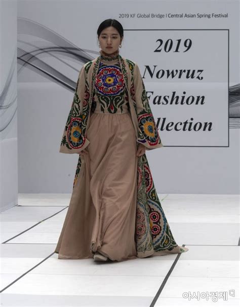 포토 중앙아시아 전통의상 패션쇼 아시아경제