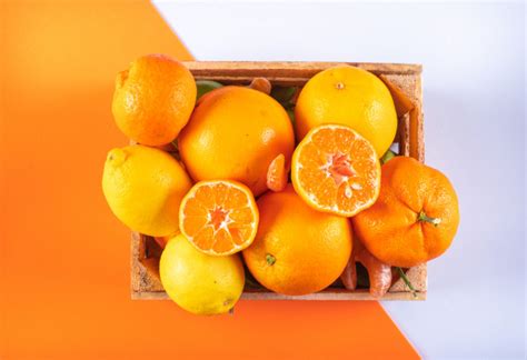 Agrumes Orange Mandarine Orange Dans Une Boîte En Bois Sur Une Surface