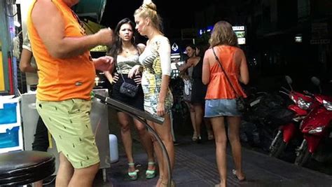 gorgeous drunk russian women in phuket eatinh greek gyros at 6 am thailand 2016 Видео dailymotion