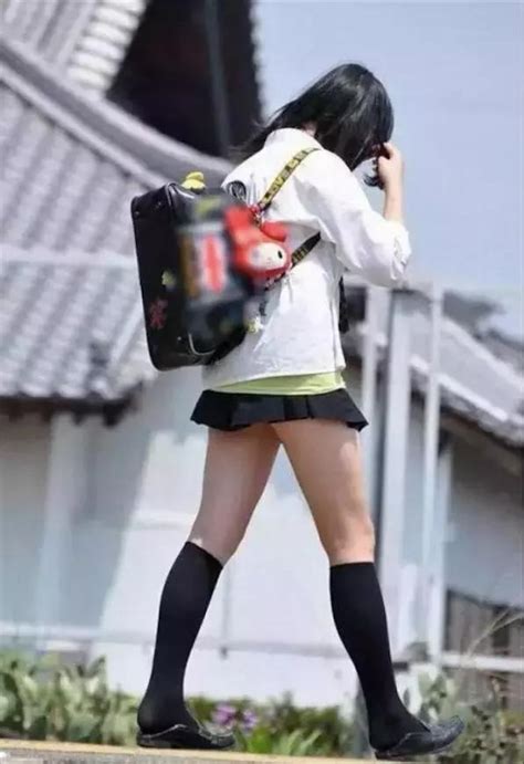 日本女高中生的超短裙再破纪录，那点布料还能遮住什么？推特校服高中生新浪新闻