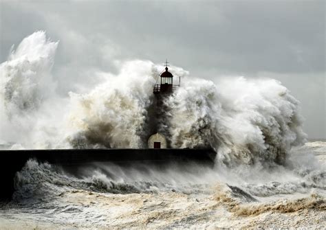 Lighthouse in a storm : HeavySeas